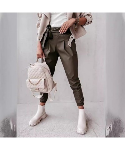 Pantalones casuales de cuero PU de color sólido con cinturón casual estilo otoño $41.86 Pantalones casuales