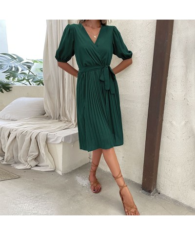 Elegante vestido plisado verde con cuello en V y tiras $42.68 Vestido