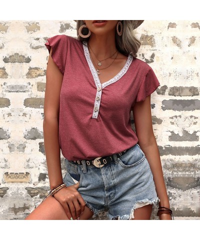 Camiseta roja con cuello en V y manga corta. $22.97 Camiseta femenina