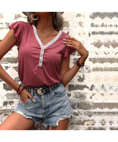 Camiseta roja con cuello en V y manga corta. $22.97 Camiseta femenina