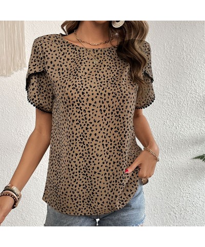 Camisa de manga corta con estampado de leopardo y diseño elegante. $27.87 Camisa de mujer