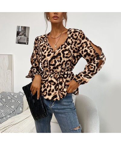 Top ajustado con cuello en V, camisa hueca de manga larga con hombros descubiertos y estampado de leopardo $25.19 Camisa de m...