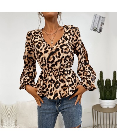 Top ajustado con cuello en V, camisa hueca de manga larga con hombros descubiertos y estampado de leopardo $25.19 Camisa de m...