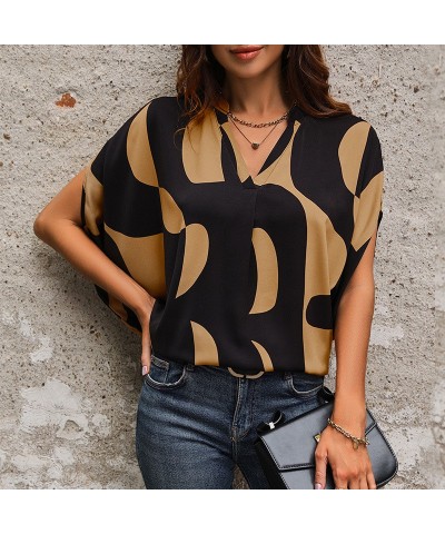 Camisa estampada con cuello en V y manga corta $24.57 Camisa de mujer