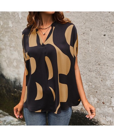 Camisa estampada con cuello en V y manga corta $24.57 Camisa de mujer