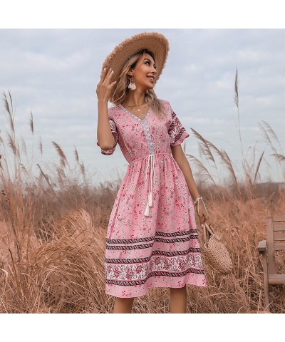 Vestido floral retro rosa ajustado con cuello en V $35.04 Vestido