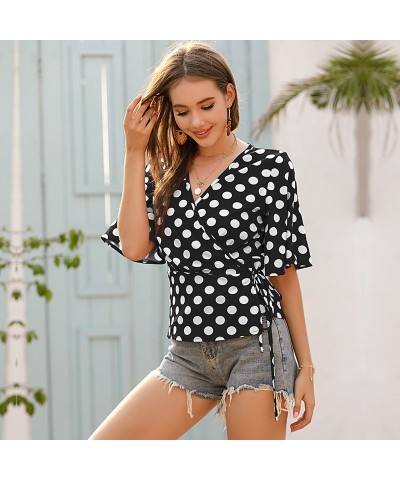 Jersey retro con cuello en V, camisa de lunares, top de una pieza con mangas acampanadas $22.43 Camisa de mujer