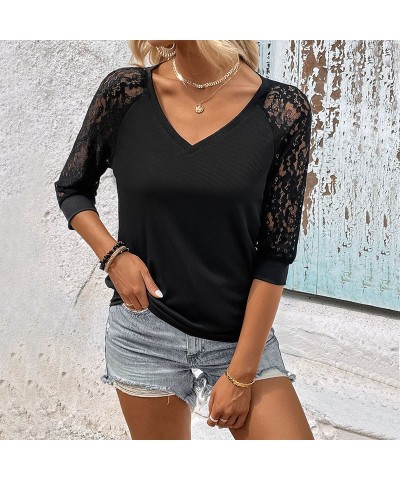 Top de mujer negro con paneles de encaje $21.48 Camiseta femenina