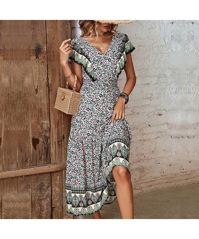 Vestido estampado elegante con escote en pico y volantes $42.68 Vestido