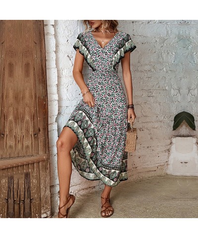 Vestido estampado elegante con escote en pico y volantes $42.68 Vestido