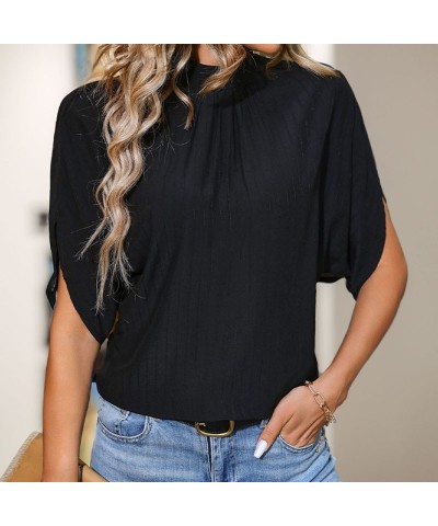 Top negro con cuello alto y mangas murciélago. $23.00 Camiseta femenina