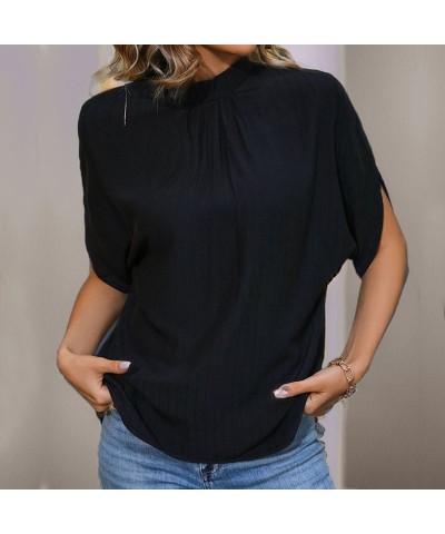 Top negro con cuello alto y mangas murciélago. $23.00 Camiseta femenina