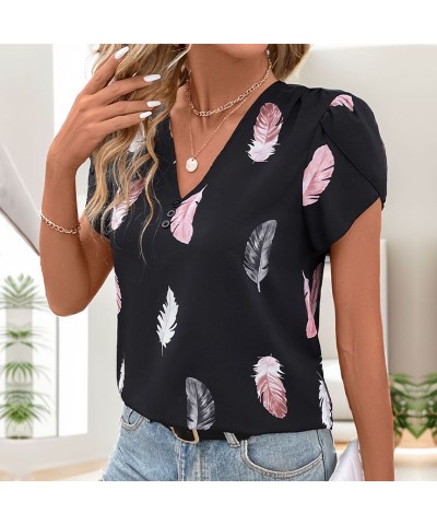 camisa con cuello en V y estampado de plumas $22.24 Camisa de mujer